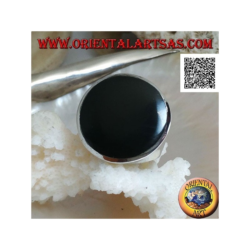 Bague en argent avec grand onyx rond plat sur une monture lisse légèrement concave sur les côtés