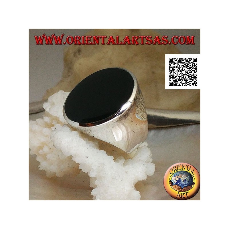 Silberring mit großem flachem rundem Onyx auf einem glatten Rahmen, der an den Seiten leicht konkav ist