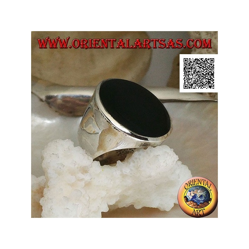 Silberring mit großem flachem rundem Onyx auf einem glatten Rahmen, der an den Seiten leicht konkav ist