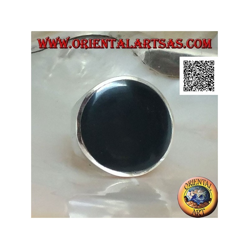 Bague en argent avec grand onyx rond plat sur une monture lisse légèrement concave sur les côtés