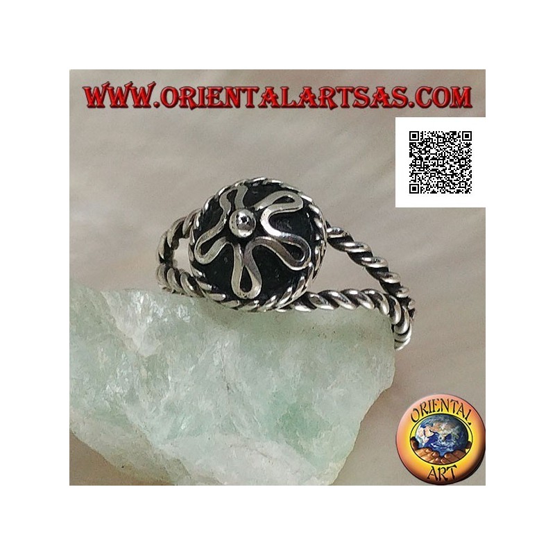 Intertwined silver ring with handmade Nepalese central hat