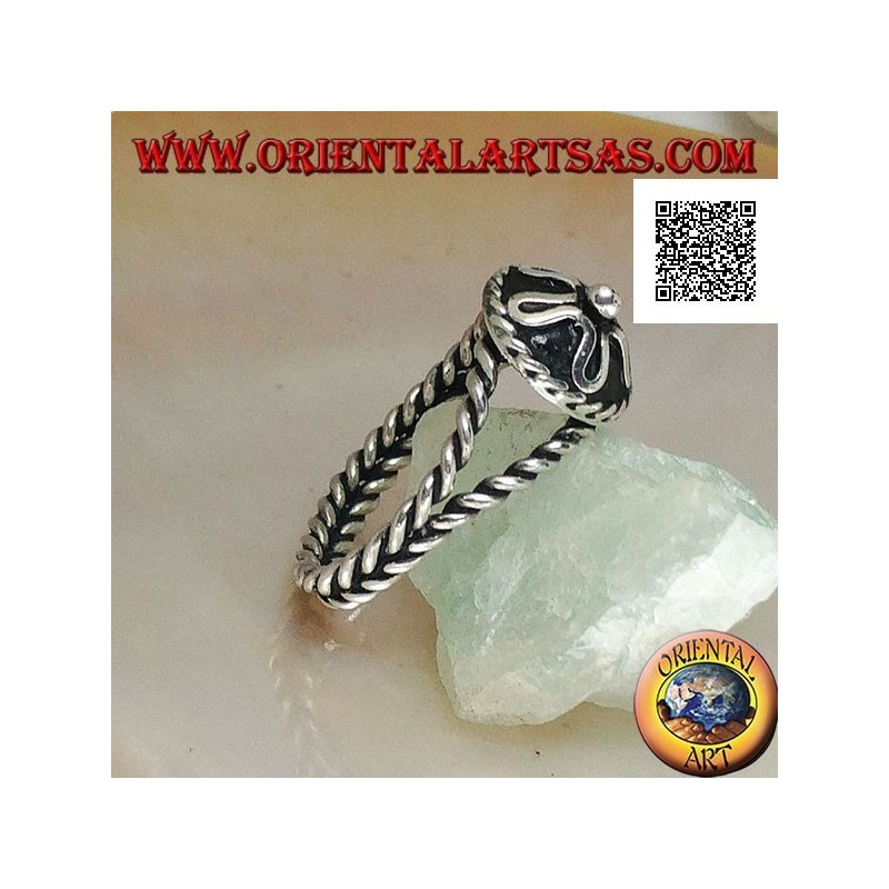 Intertwined silver ring with handmade Nepalese central hat