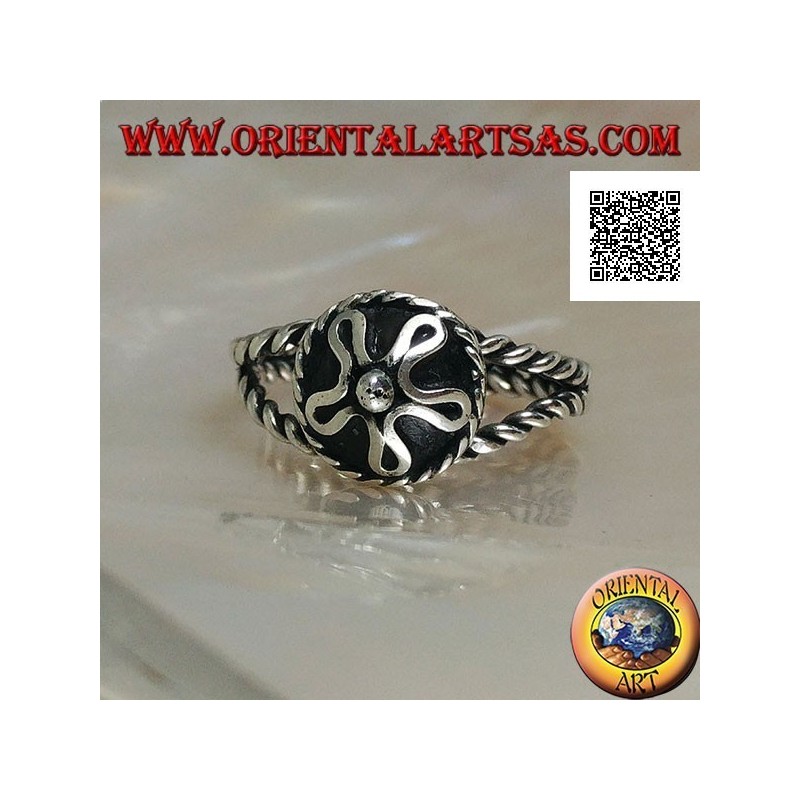 Anillo de plata entrelazado con sombrero central de Nepal hecho a mano.