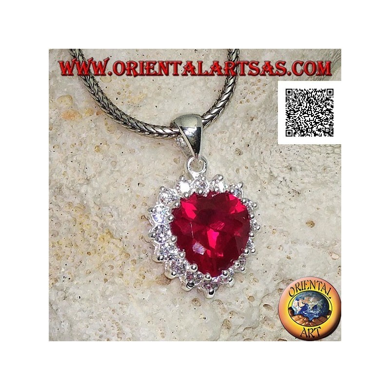 Colgante de plata con circón color rubí con un conjunto de corazón rodeado de circonitas blancas