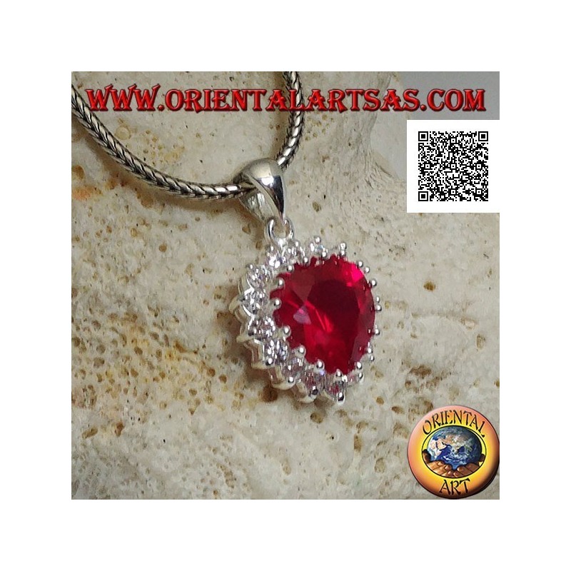 Colgante de plata con circón color rubí con un conjunto de corazón rodeado de circonitas blancas
