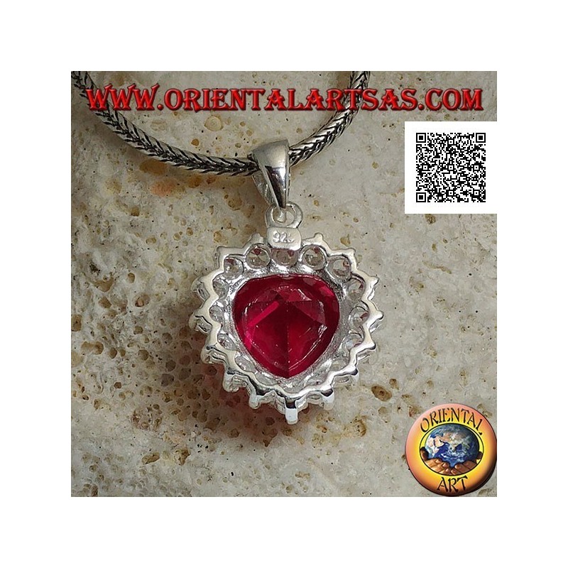 Colgante de plata con circón color rubí con un conjunto de corazón rodeado de circonitas blancas