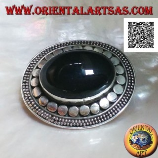 Broche en argent avec grand cabochon ovale en onyx entouré de disques et de deux chaînes de points