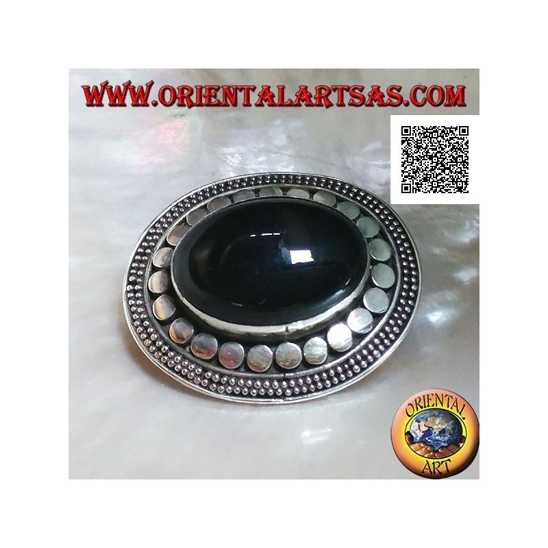 Silberbrosche mit großem ovalem Onyx-Cabochon, umgeben von Scheiben und zwei Punktketten