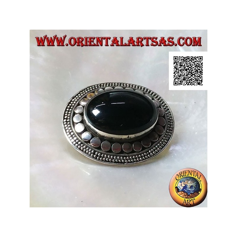 Spilla in argento con onice ovale grande cabochon contornata da dischetti e due fili di puntini