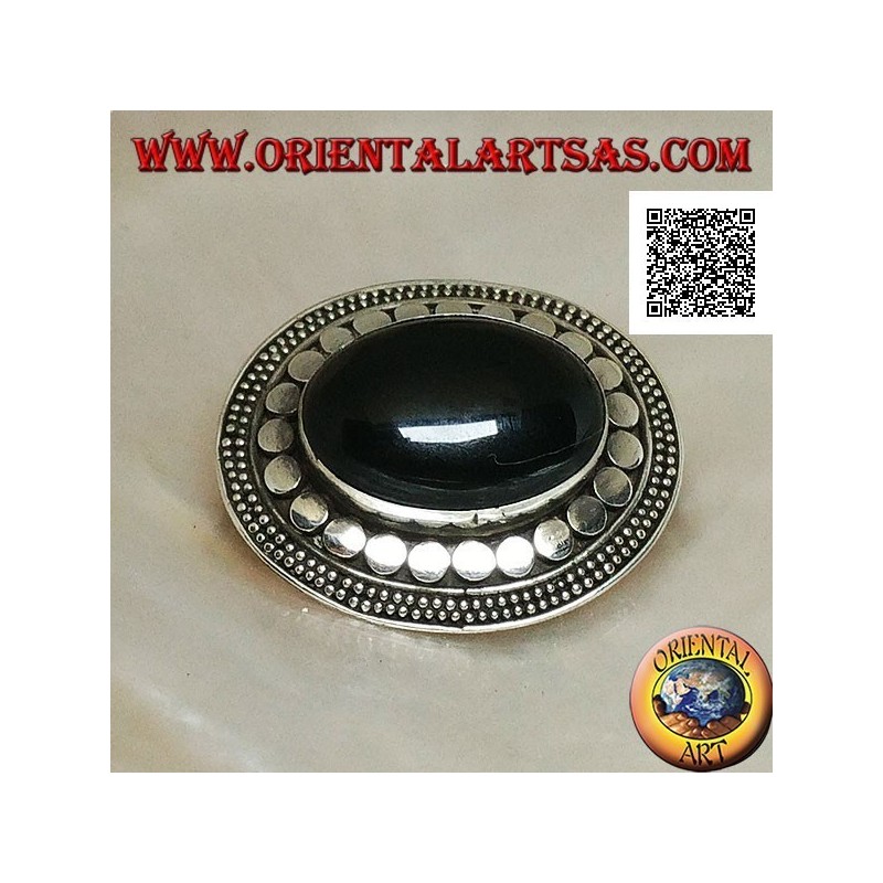 Silberbrosche mit großem ovalem Onyx-Cabochon, umgeben von Scheiben und zwei Punktketten