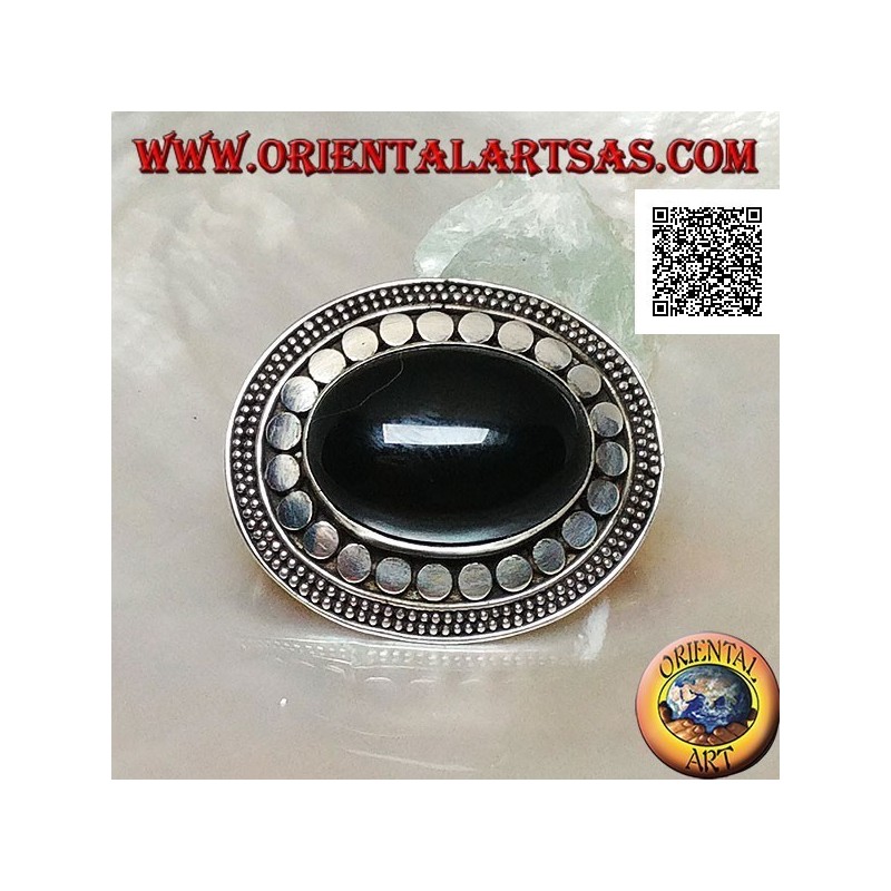 Broche en argent avec grand cabochon ovale en onyx entouré de disques et de deux chaînes de points