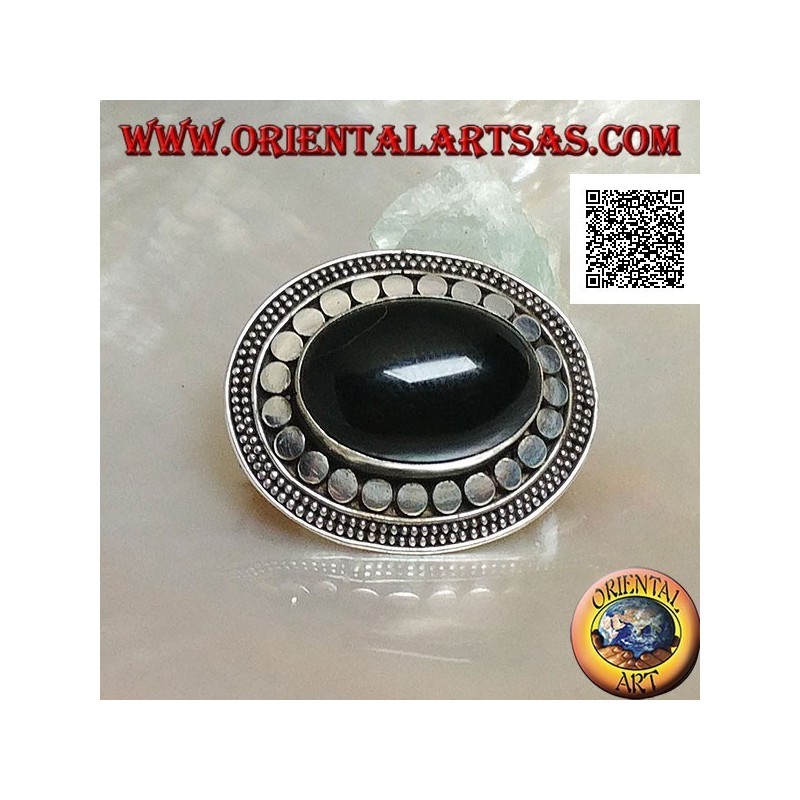 Spilla in argento con onice ovale grande cabochon contornata da dischetti e due fili di puntini