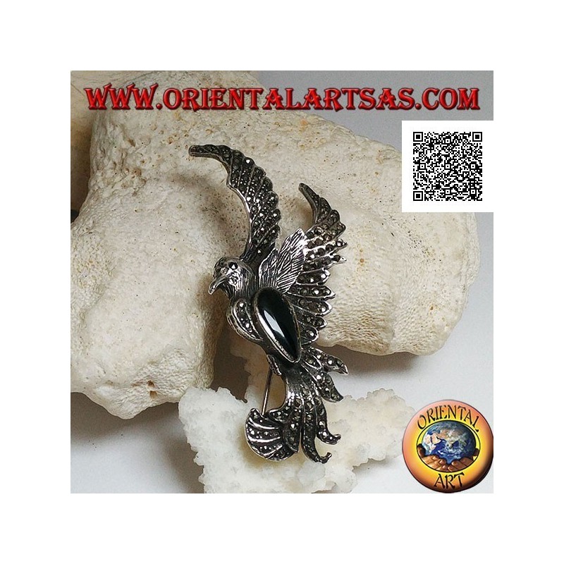 Broche en argent en forme de phénix en vol de profil parsemé de marcassite et d'une goutte d'onyx