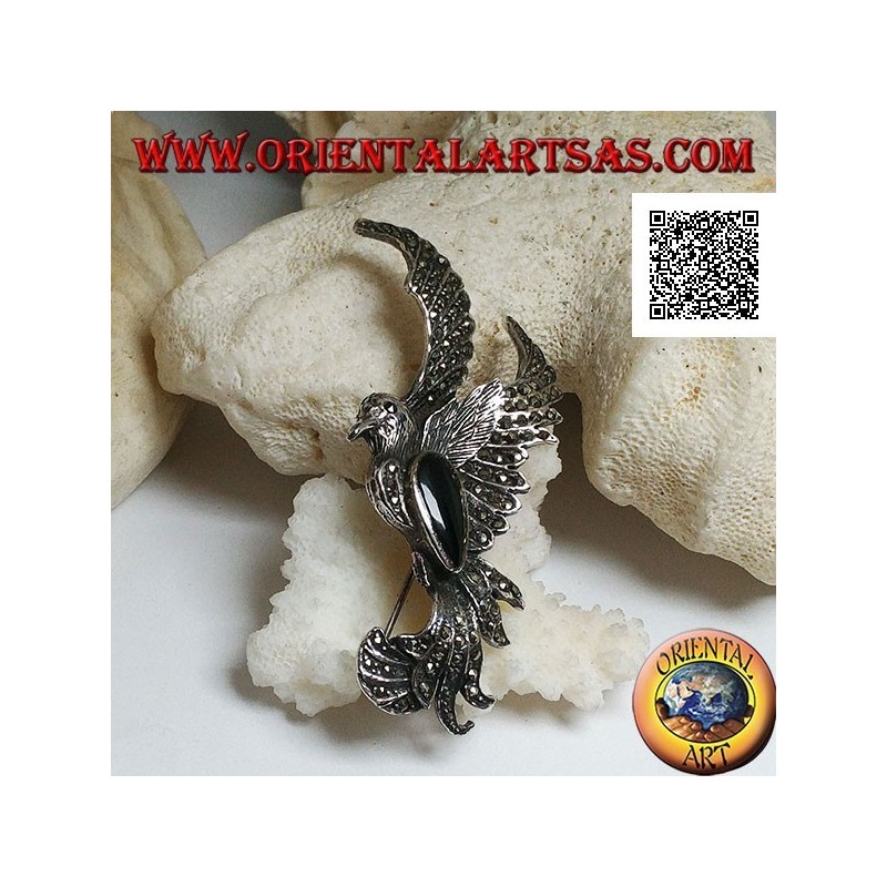 Broche de plata con forma de fénix en vuelo de perfil tachonado de marcasita y con una gota de ónix