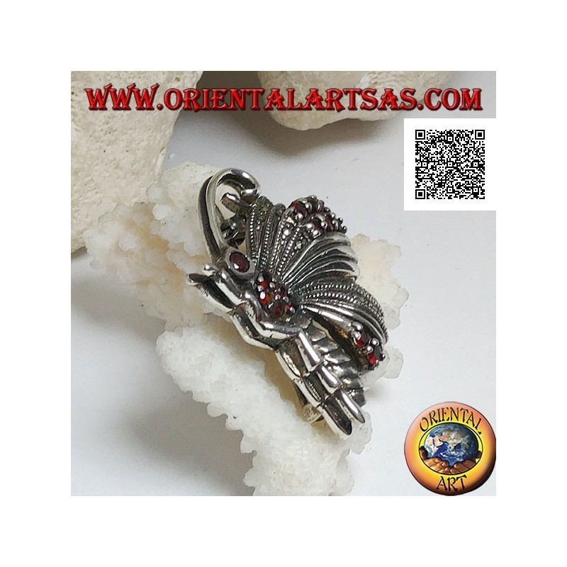 Broche en argent en forme de papillon de profil parsemé de marcassite et de grenats