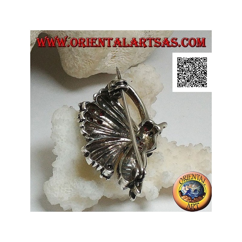 Broche en argent en forme de papillon de profil parsemé de marcassite et de grenats