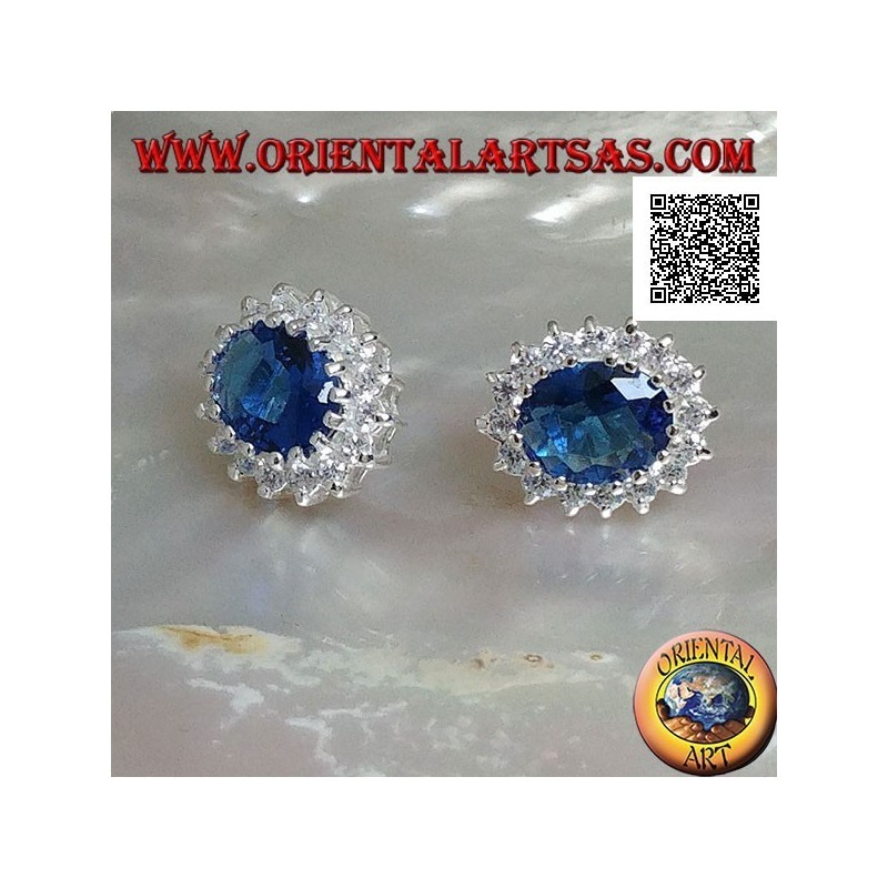 Orecchini in argento con zircone color zaffiro ovale incastonato contornato da zirconi bianchi