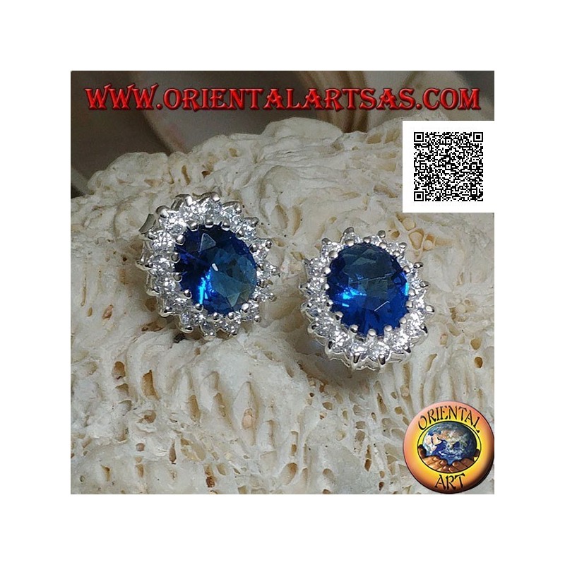 Orecchini in argento con zircone color zaffiro ovale incastonato contornato da zirconi bianchi