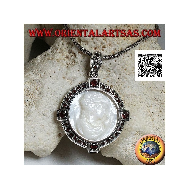 Cameo Silber Anhänger einer jungen Dame auf Perlmutt, umgeben von Granaten