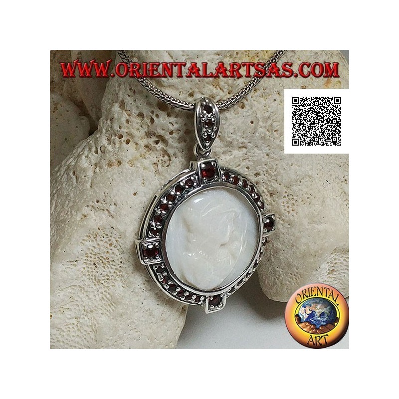 Cameo Silber Anhänger einer jungen Dame auf Perlmutt, umgeben von Granaten