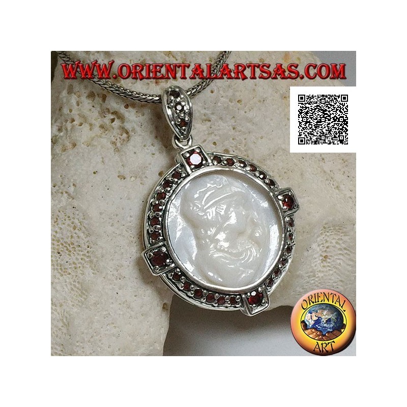 Cameo Silber Anhänger einer jungen Dame auf Perlmutt, umgeben von Granaten