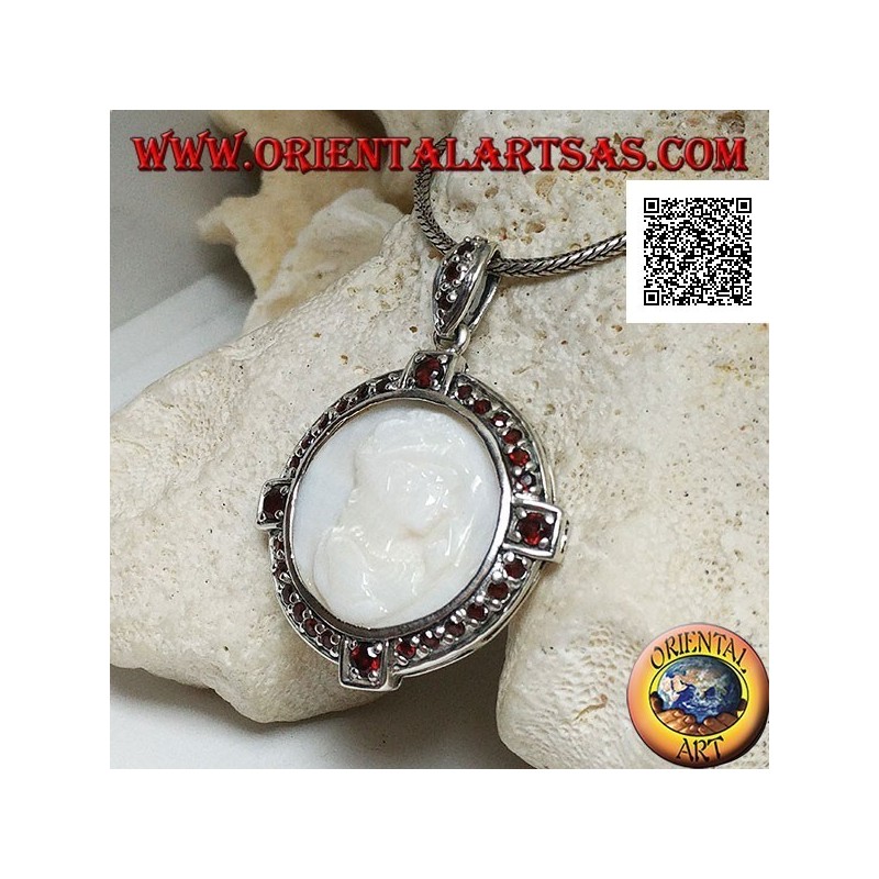 Cameo Silber Anhänger einer jungen Dame auf Perlmutt, umgeben von Granaten