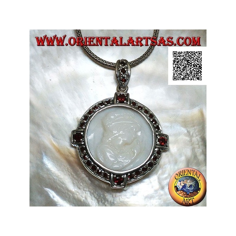Colgante camafeo de plata de una joven en nácar rodeada de granates
