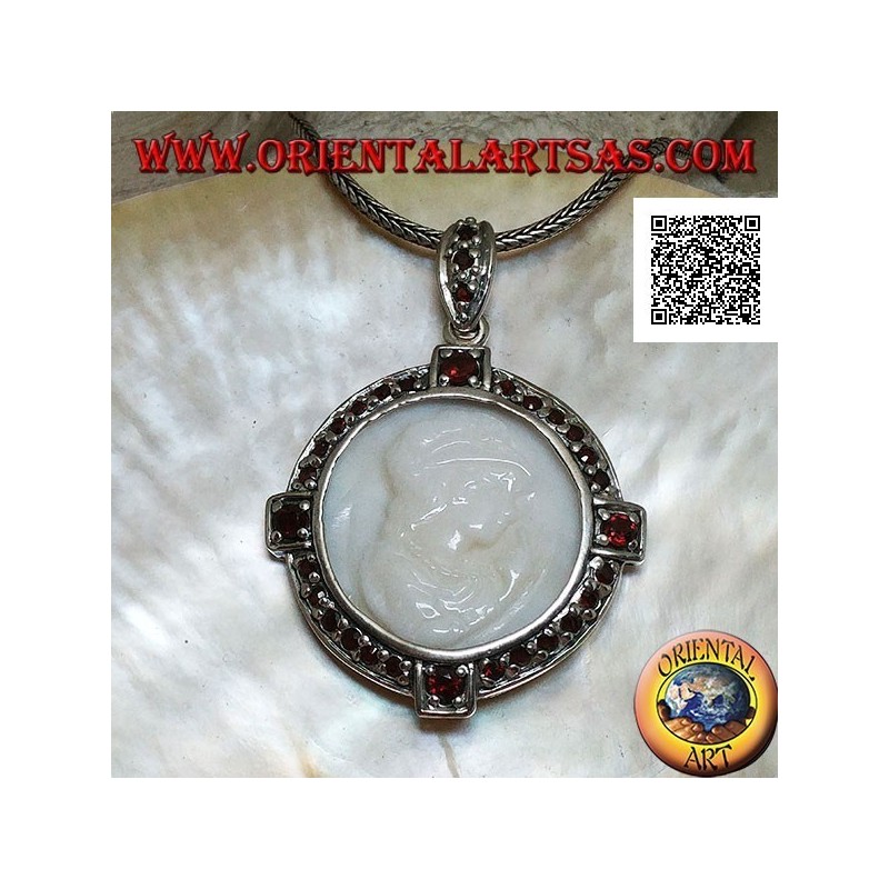 Cameo Silber Anhänger einer jungen Dame auf Perlmutt, umgeben von Granaten