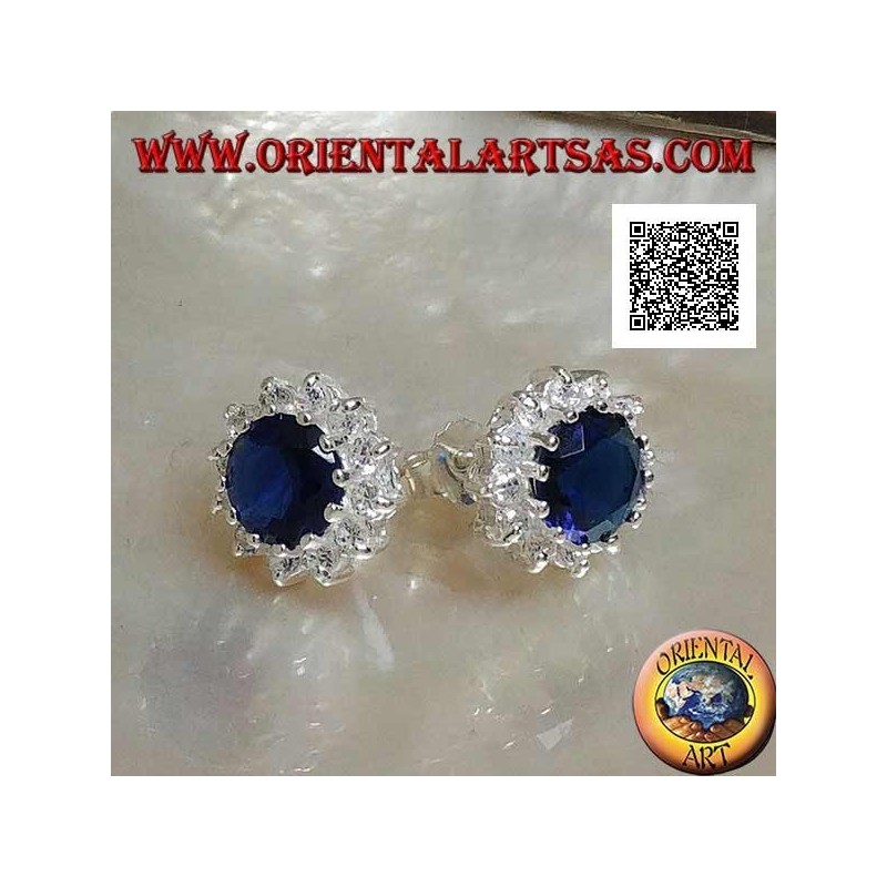 Pendientes de plata con circón redondo de color zafiro rodeado de circonitas blancas.