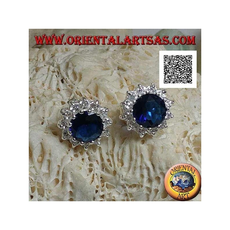 Pendientes de plata con circón redondo de color zafiro rodeado de circonitas blancas.