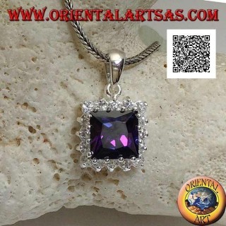 Pendentif en argent avec zircon carré de couleur améthyste serti entouré de zircons blancs