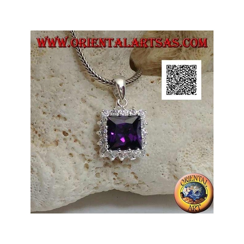 Silberanhänger mit quadratischem amethystfarbenem Zirkon, umgeben von weißen Zirkonen