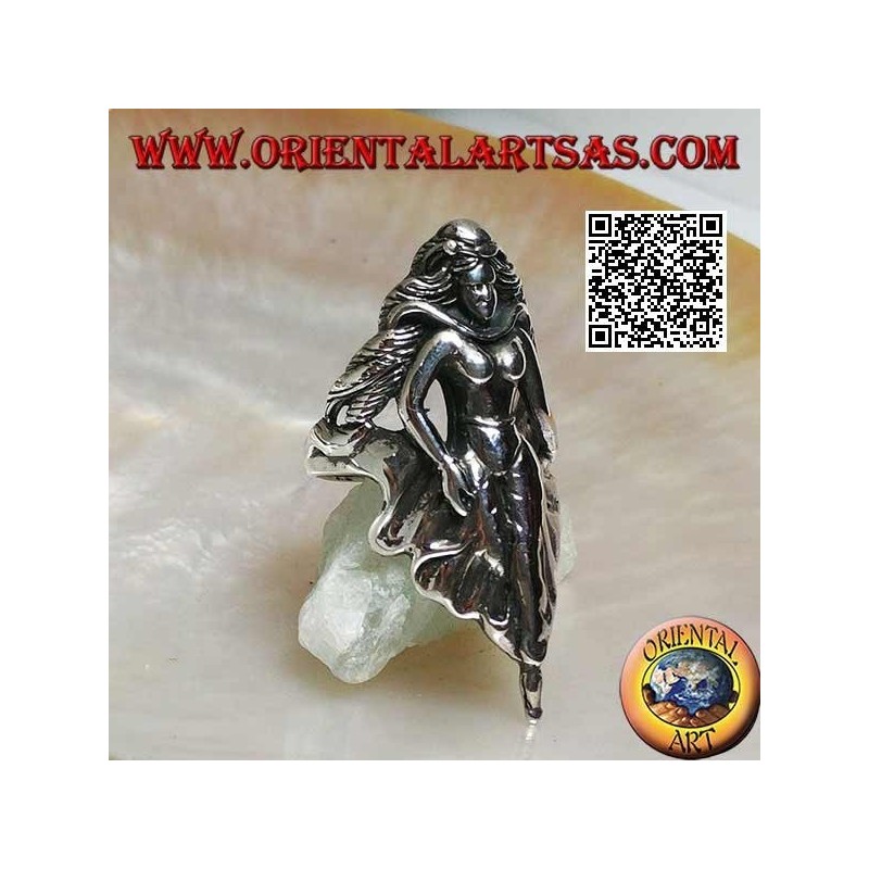 Anello in argento, fata in cammino con gonna drappeggiata