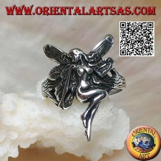 Anillo de plata, hada voladora en pose de veneración