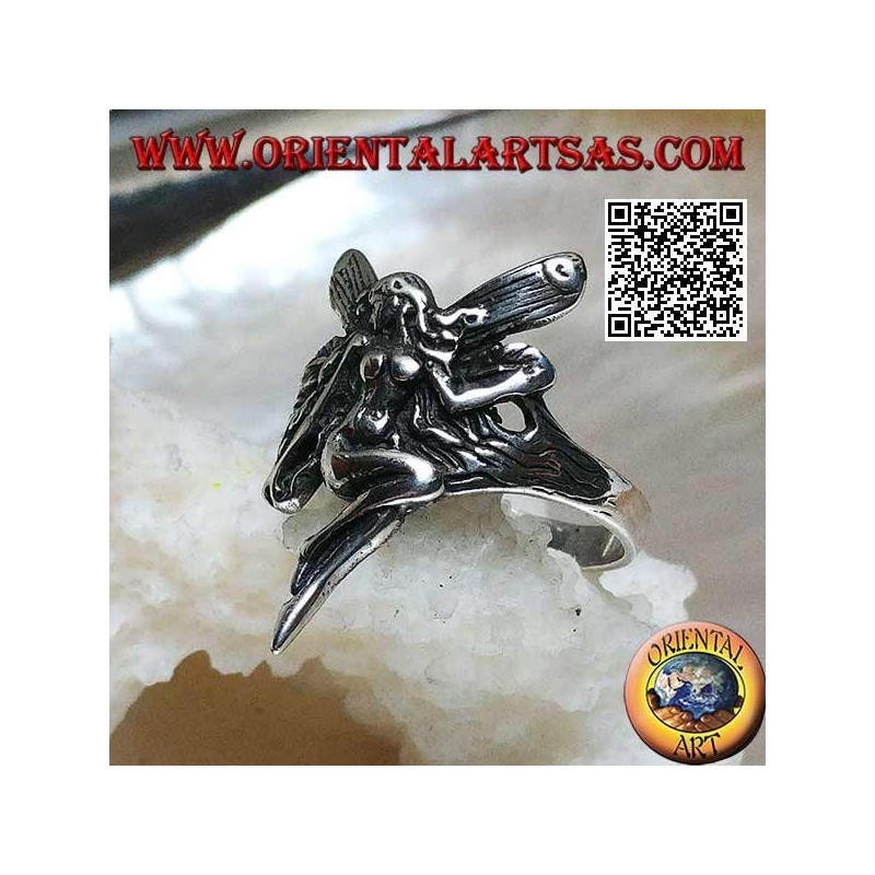 Anello in argento, fata in volo in posa di venerazione