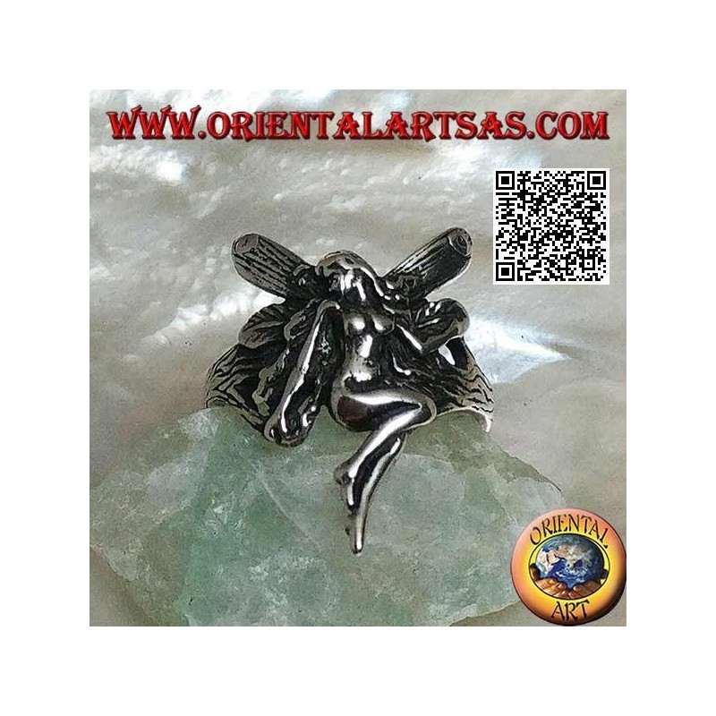 Anello in argento, fata in volo in posa di venerazione