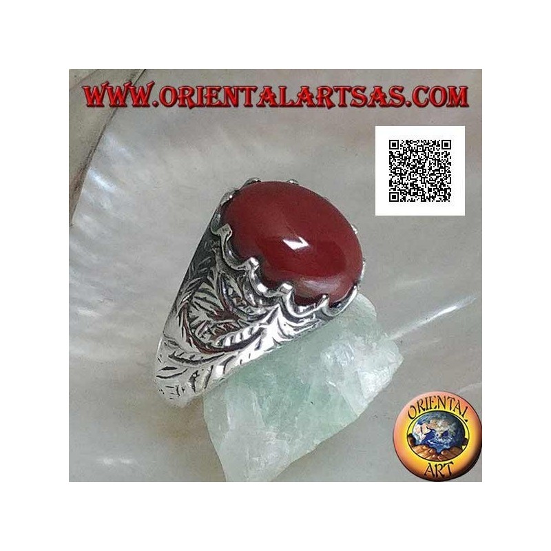 Anillo de plata con conjunto de cornalina cabujón ovalado y decoraciones grabadas en los lados