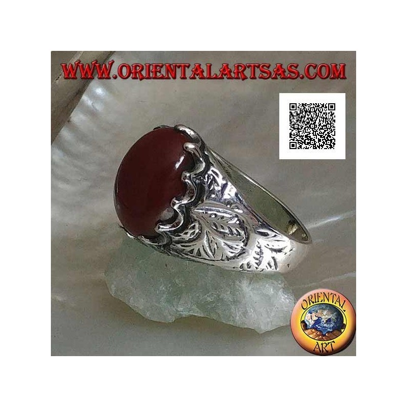 Anello in argento con corniola ovale cabochon incastonata e decorazioni incise sui lati