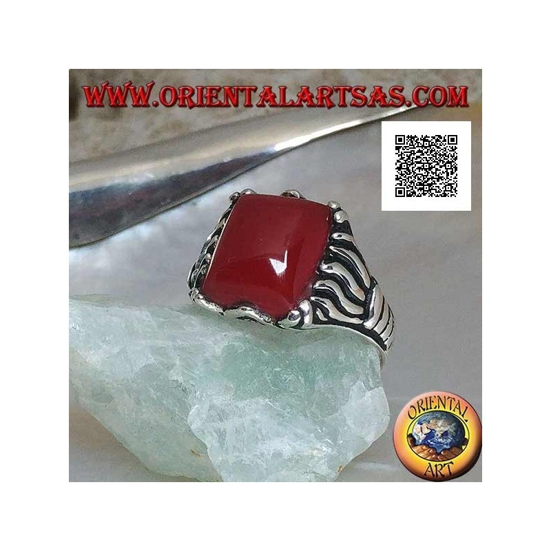 Anello in argento con corniola rettangolare incastonata cabochon con linee incise sui lati