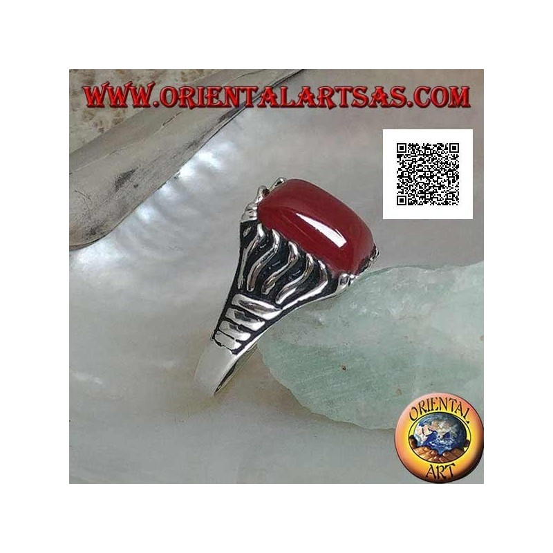 Anillo de plata con cornalina rectangular en cabujón con líneas grabadas en los lados.