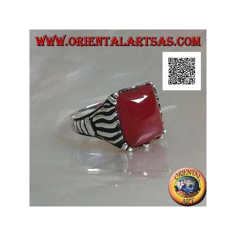 Anillo de plata con cornalina rectangular en cabujón con líneas grabadas en los lados.