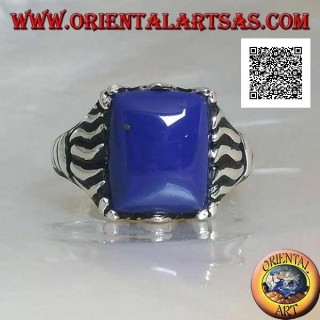 Anello in argento con sodalite rettangolare incastonata cabochon con linee incise sui lati