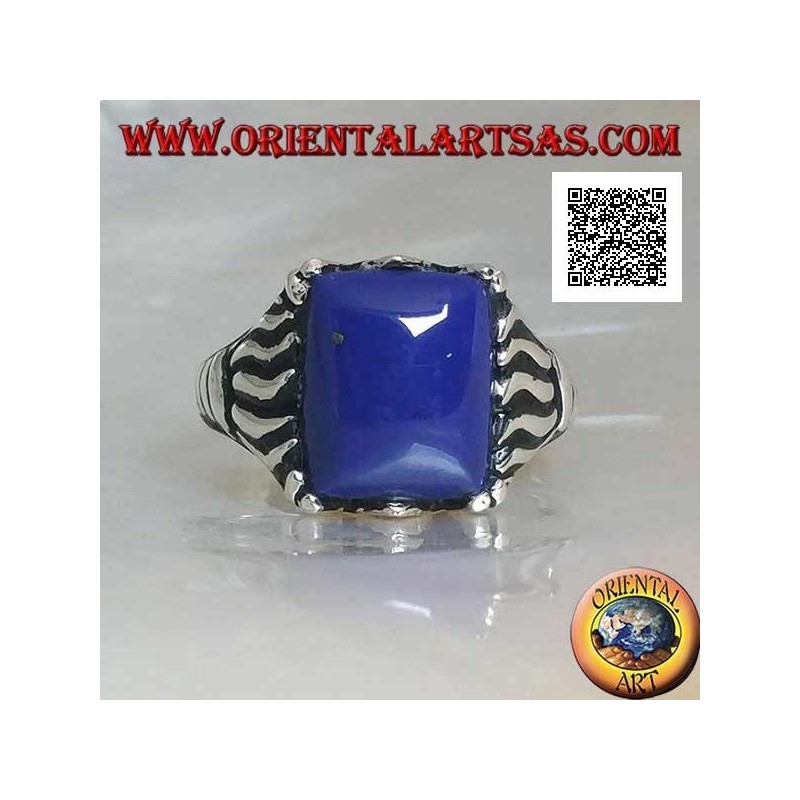 Anello in argento con sodalite rettangolare incastonata cabochon con linee incise sui lati