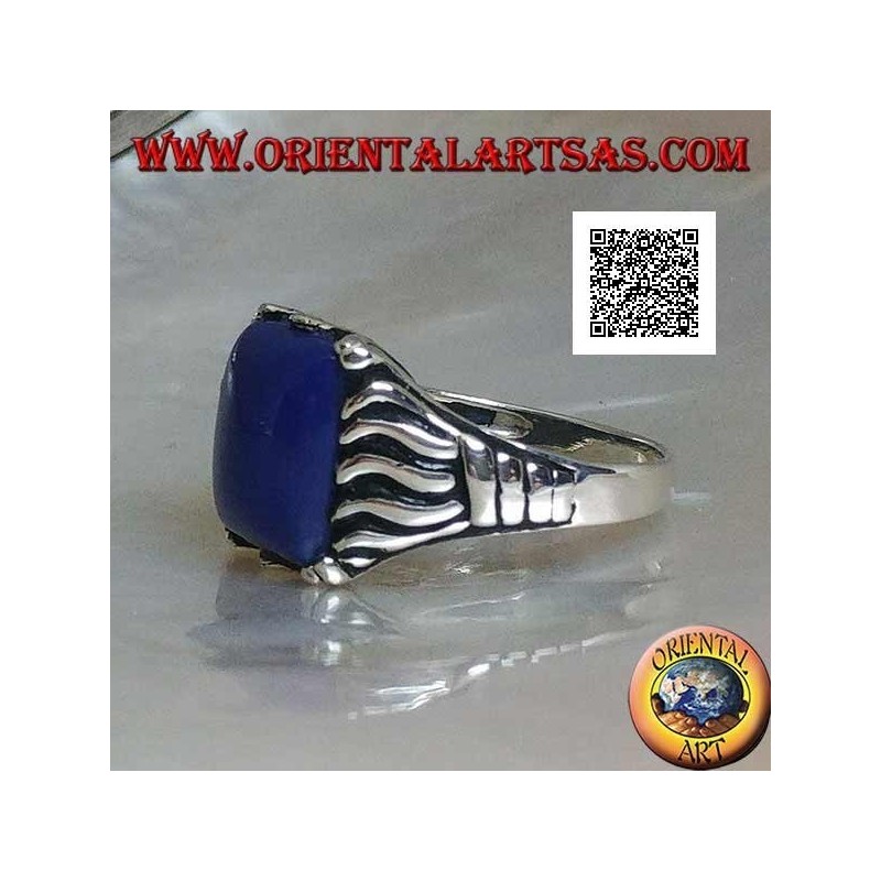 Anillo de plata con sodalita rectangular engastado en un cabujón con líneas grabadas en los lados.
