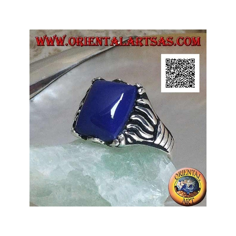 Bague en argent avec sodalite rectangulaire sertie dans un cabochon avec des lignes gravées sur les côtés