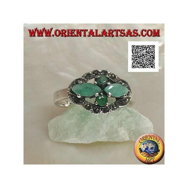 Anello in argento con coppie incrociati a croce di smeraldi naturali a navetta e tondi contornati da marcassite
