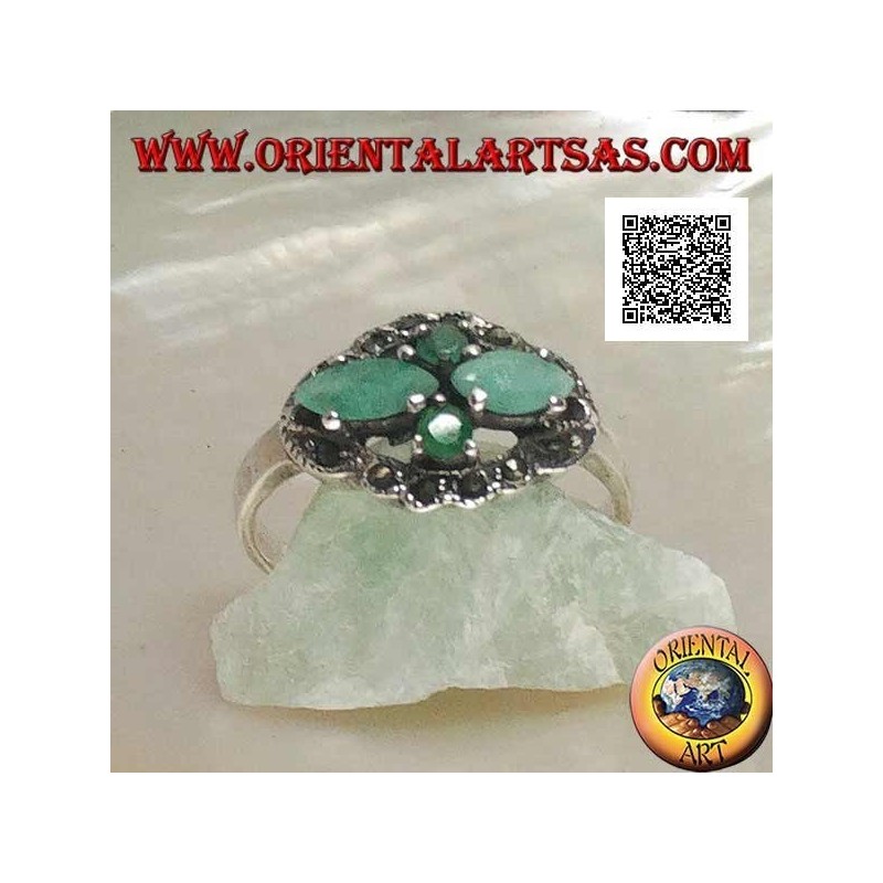 Bague en argent avec paires croisées d'émeraudes navettes naturelles et rondes entourées de marcassite