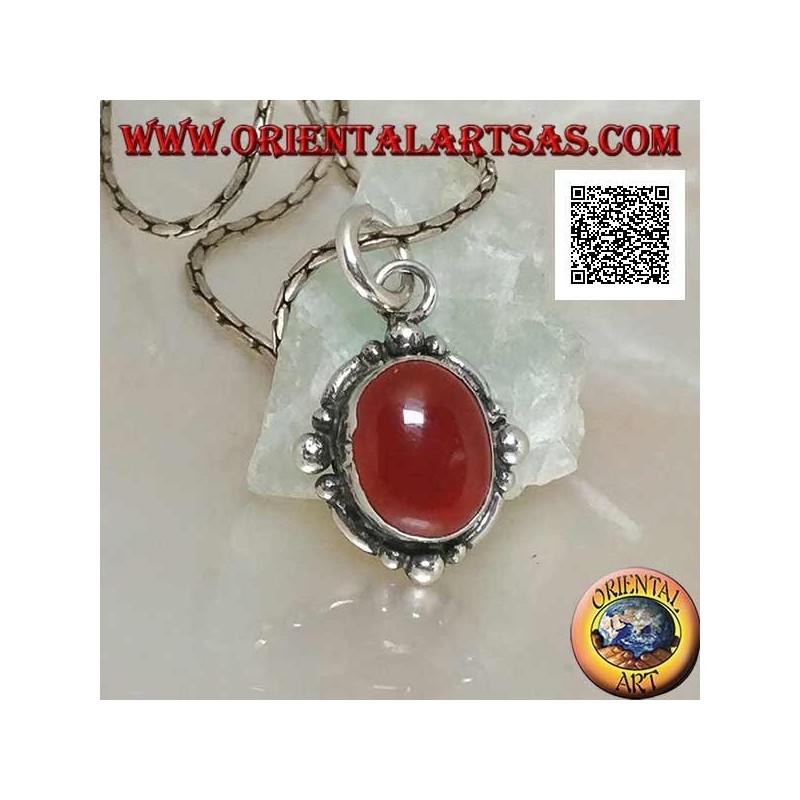 Colgante de plata con una cornalina de cabujón ovalada rodeada de plata con una bola en los cuatro puntos cardinales