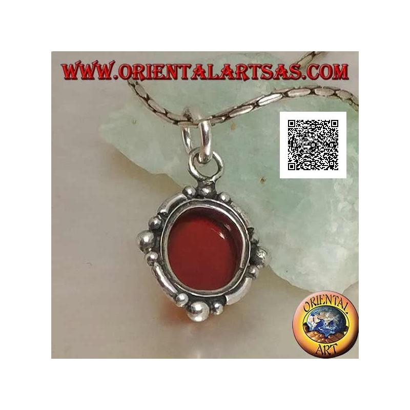 Pendentif en argent avec une cornaline cabochon ovale entouré d'argent avec une boule sur les quatre points cardinaux