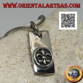 Colgante de plata, placa rectangular gruesa con lirio, figura heráldica, en alto relieve en círculo